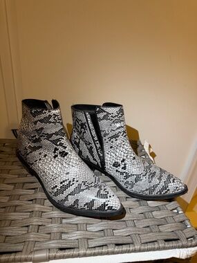 Women’s Size 8.5 - Shyanne Western Style Snake-Embossed Pointed Toe Ankle Boots